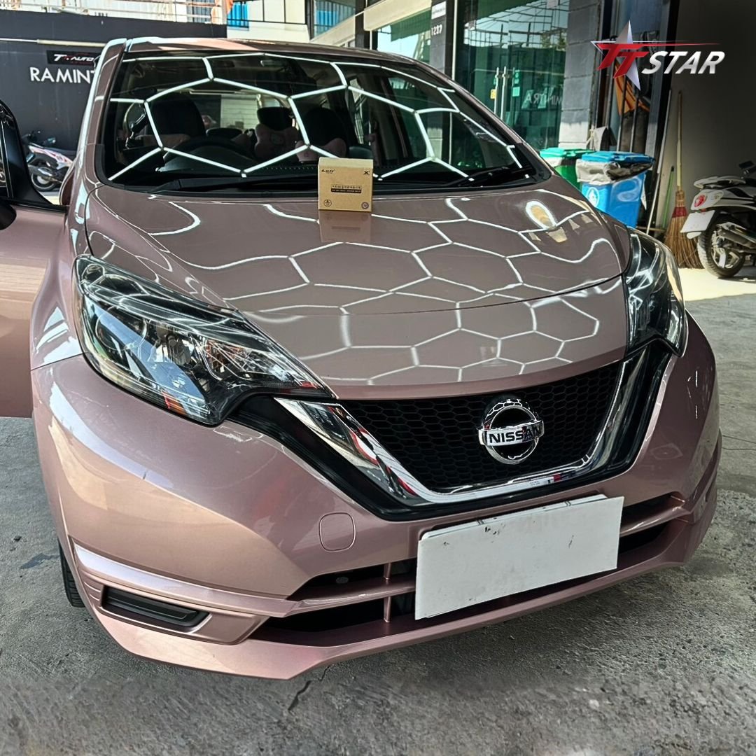 ภาพหน้ารถ Nissan Note ที่เข้ารับบริการติดตั้งเกจวัดรถยนต์