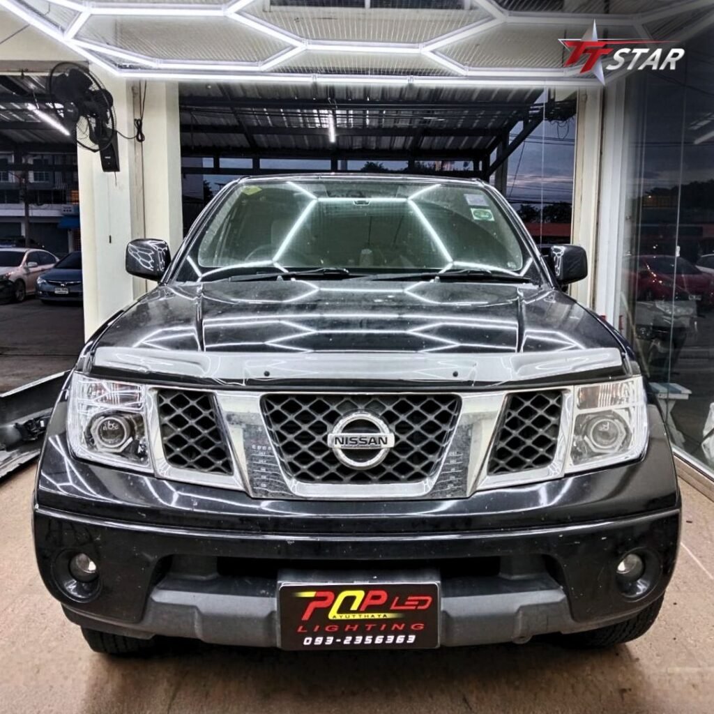 Nissan Navara ปี 2013 ติดตั้งไฟหน้า AOZOOM EMBER มุมด้านหน้า